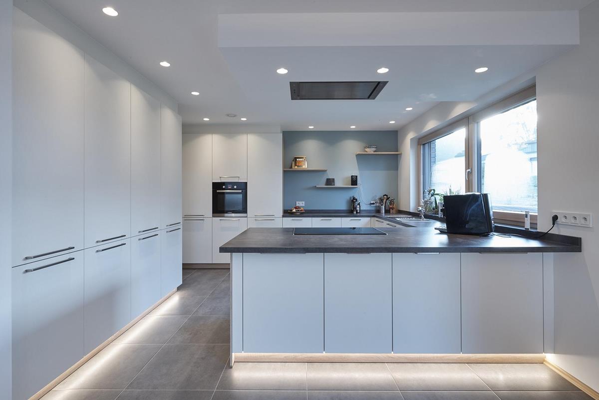 Weiße Lackküche im Neubau - Küche - Projekte - raumformat. by Eicher